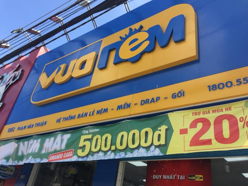 Quy trình sản xuất bảng hiệu mica: Từ thiết kế đến lắp đặt Quy trình sản xuất bảng hiệu mica