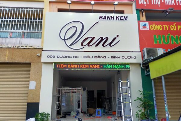 So sánh bảng hiệu mica với các loại bảng hiệu khác (như alu, inox, gỗ)