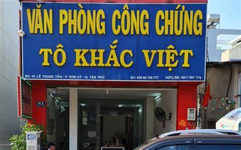 Quy trình sản xuất bảng hiệu mica: Từ thiết kế đến lắp đặt Tiến hành cắt và gia công mica