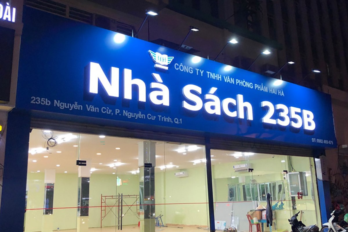 Bảng hiệu mica là gì? Ưu điểm và ứng dụng trong đời sống Ưu điểm nổi bật của bảng hiệu mica