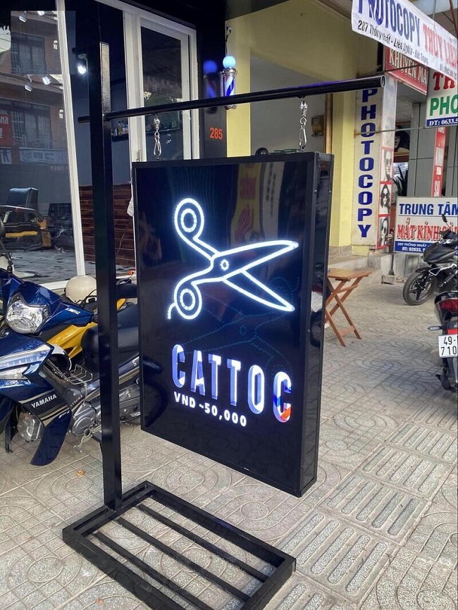 Bảng Hiệu Hộp Đèn Đứng: Định Nghĩa Và Kích Thước Phổ Biến Mau Bang Hieu Hop Den Dung 12