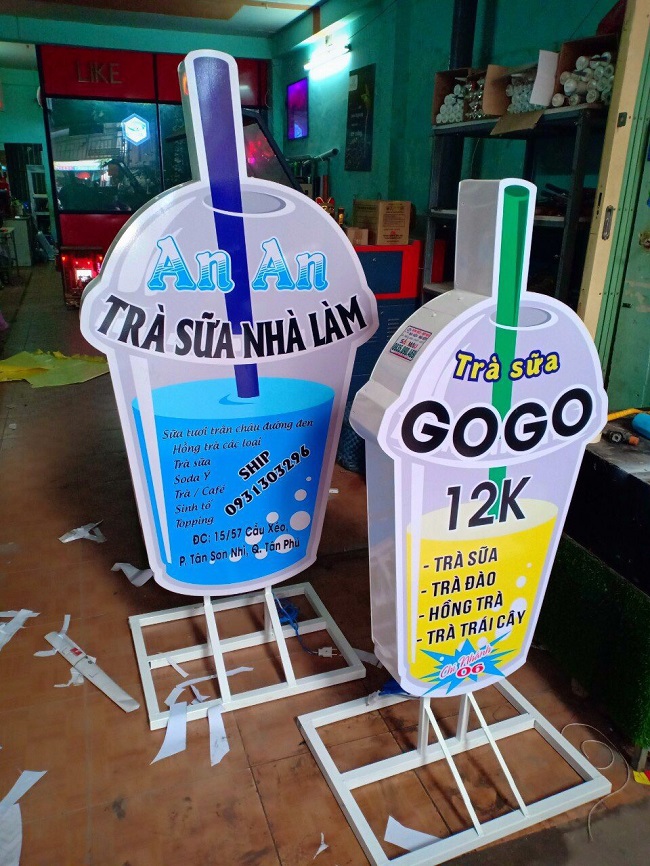 Bảng Hiệu Hộp Đèn Đứng: Định Nghĩa Và Kích Thước Phổ Biến Mau Bang Hieu Hop Den Dung 8