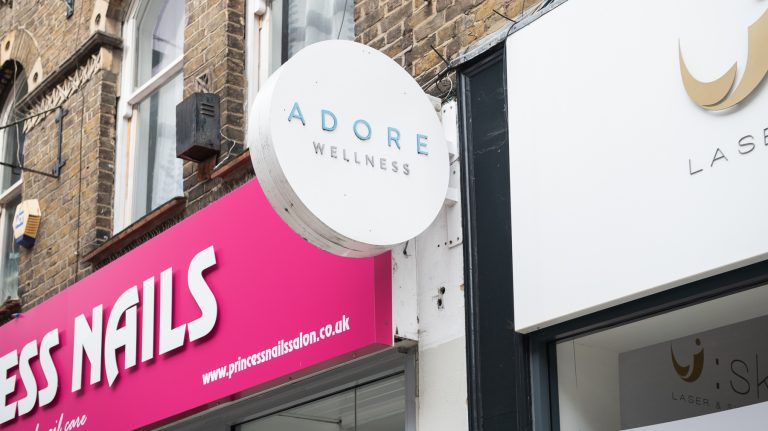 Tối Ưu Biển Vẫy Nail Để Hút Khách - Bí Quyết Thành Công Của Các Tiệm Nail Đỉnh