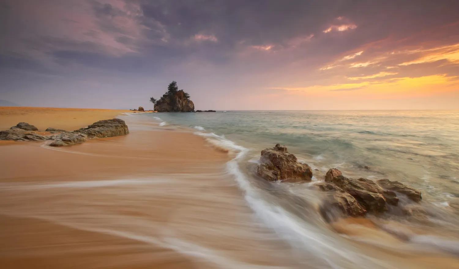 Sóng vỗ rì rào vào bãi cát