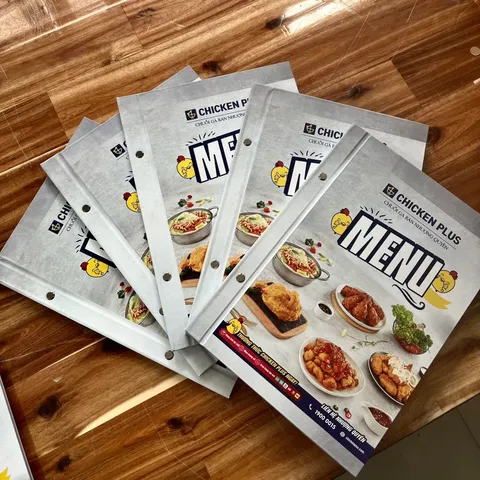 Các đơn vị in menu tại TPHCM thường cung cấp đa dạng các dịch vụ từ tư vấn thiết kế, lựa chọn chất liệu đến hoàn thiện sản phẩm