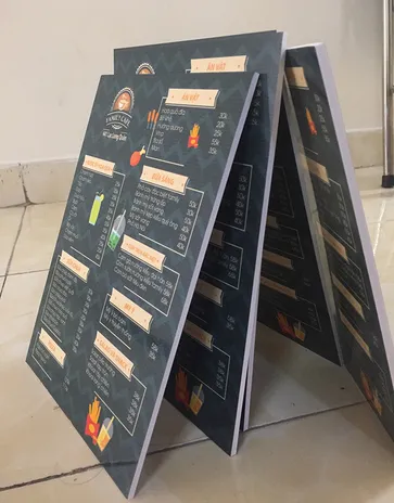 Quá trình in menu đòi hỏi sự kết hợp nhuần nhuyễn giữa ý tưởng sáng tạo, kỹ thuật thiết kế và công nghệ in ấn hiện đại