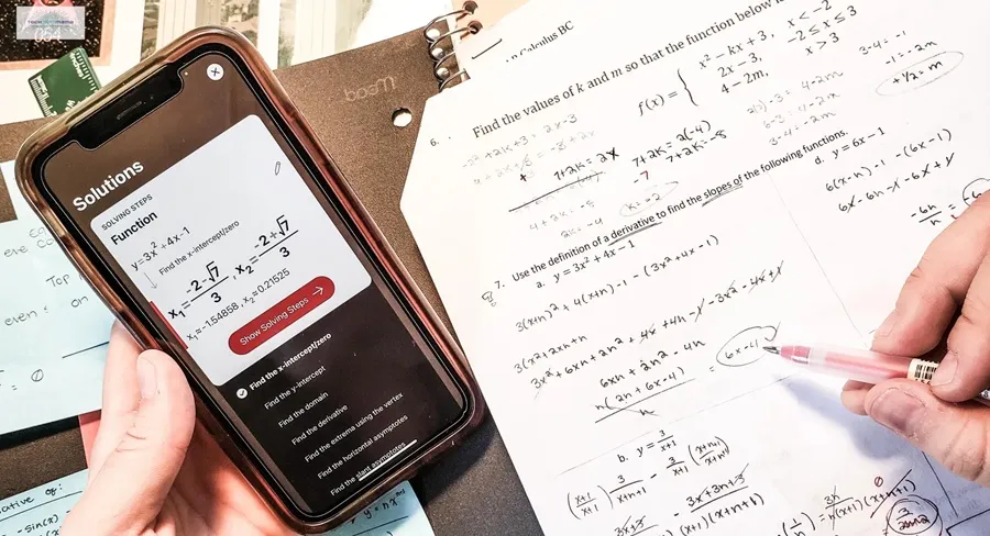 Một trong những tính năng đột phá và được yêu thích nhất của các ứng dụng giải bài toán hiện đại chính là khả năng "nhìn" và giải toán qua camera