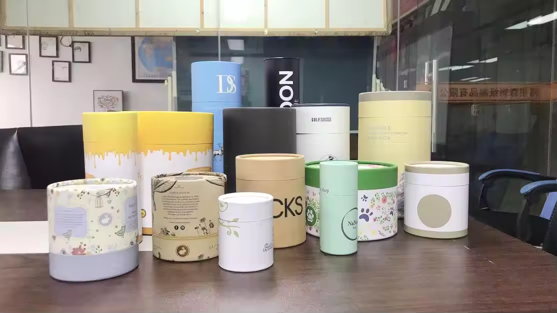 Top Mẫu Hộp Giấy Tròn Đựng Quà Tặng Đẹp & Sang Trọng Nhất 2025 Hộp giấy tròn đựng quà không chỉ là vật dụng đơn thuần mà còn là tác phẩm nghệ thuật giúp nâng tầm giá trị món quà