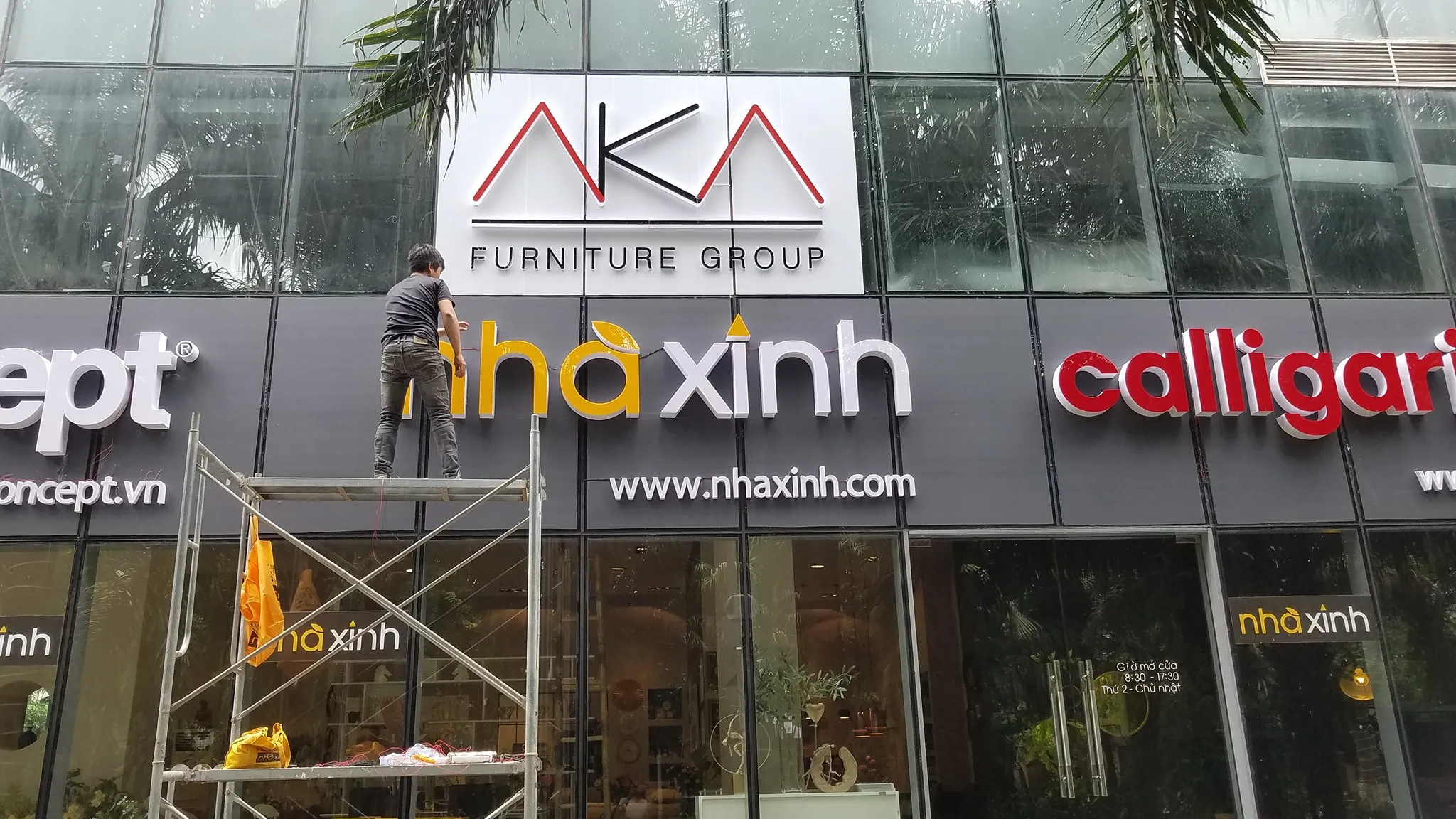 Thi công bảng hiệu Nhà Xinh