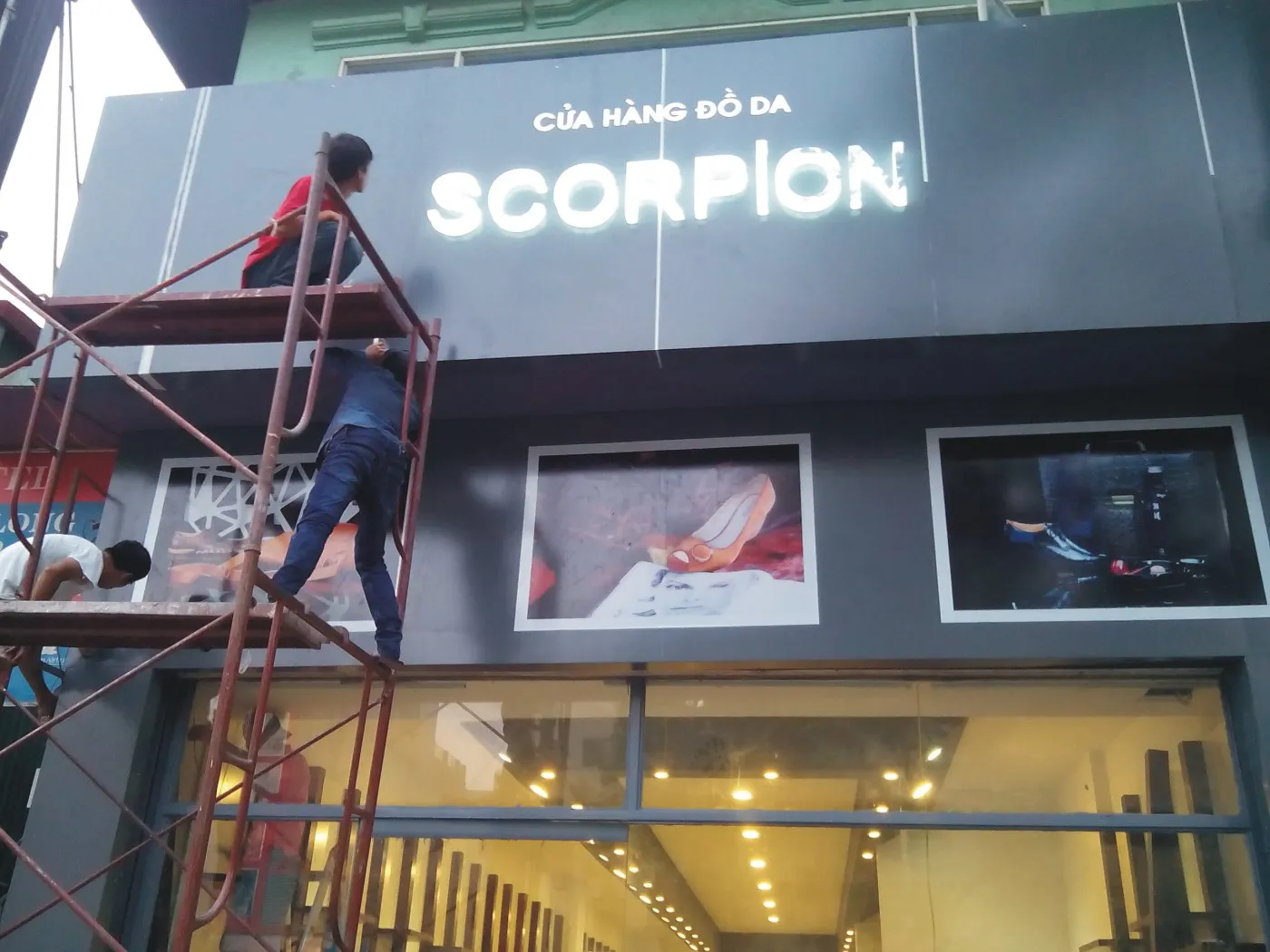 Yếu tố quyết định chất lượng bảng hiệu: Vật liệu & chất lượng gia công, Thiết kế – mỹ thuật & khả năng nhận diện, Kỹ thuật thi công & lắp đặt