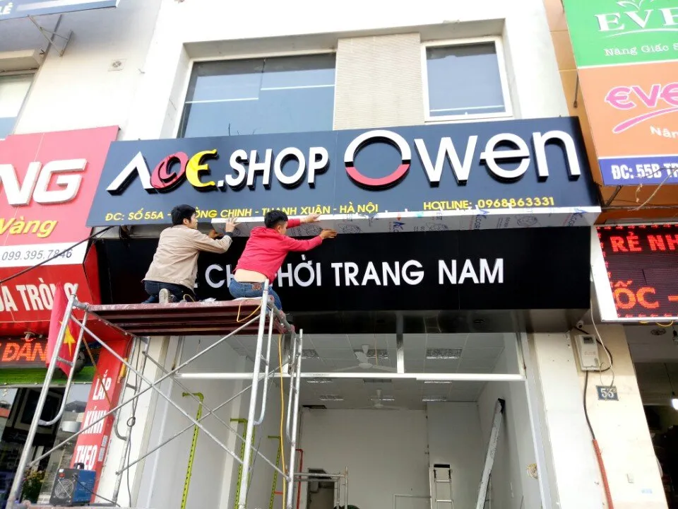 Chi phí thi công bảng hiệu phụ thuộc vào rất nhiều yếu tố: loại vật liệu, kích thước, độ phức tạp, vị trí lắp đặt, chi phí nhân công, chi phí vận chuyển, linh kiện LED, chi phí xin phép quảng cáo