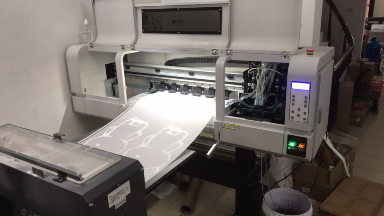 In Pet chuyển nhiệt Máy in PET chuyển nhiệt đang hoạt động