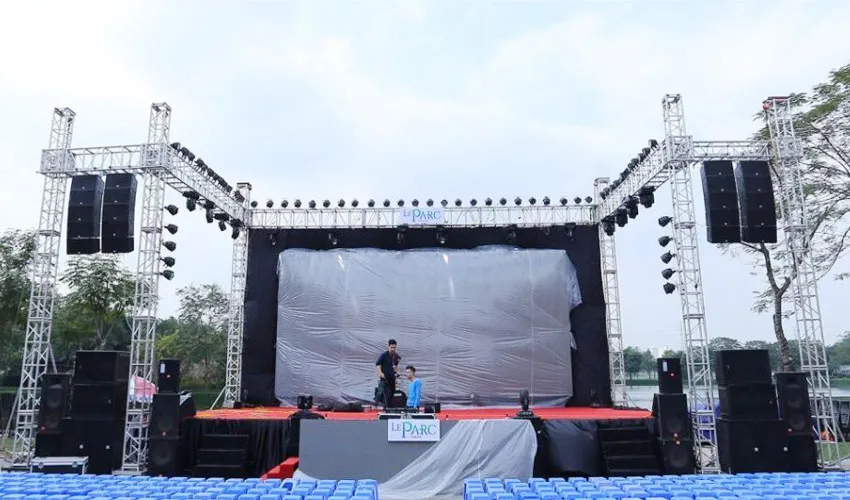 Cho thuê âm thanh ánh sáng sự kiện Kỹ thuật viên setup tại sự kiện