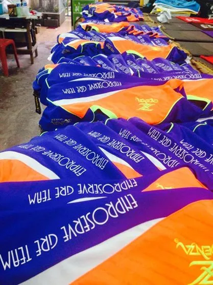 In Cờ Vải In cờ vải là quy trình sử dụng công nghệ in kỹ thuật số, in chuyển nhiệt hoặc in lụa để tạo ra các mẫu cờ có màu sắc sắc nét trên các loại vải như polyester, kate, phi bóng, vải dù…